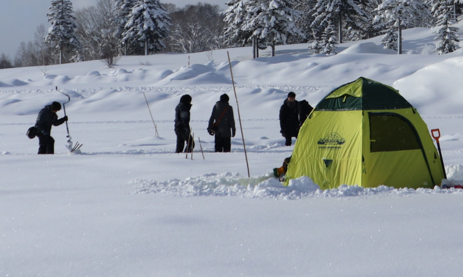 冬遊夢幻北北海道 冬季活動篇 朱鞠內湖冰上釣魚 佐呂別濕原雪地健行 旭川滑雪 冰壺運動 蕎麥麵體驗 PChome旅行團